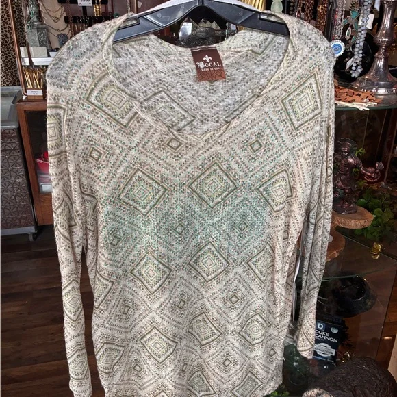 DeCali V-Neck Long Sleeve Top in Cream & Mint Diamond Print - Picture 2 of 2